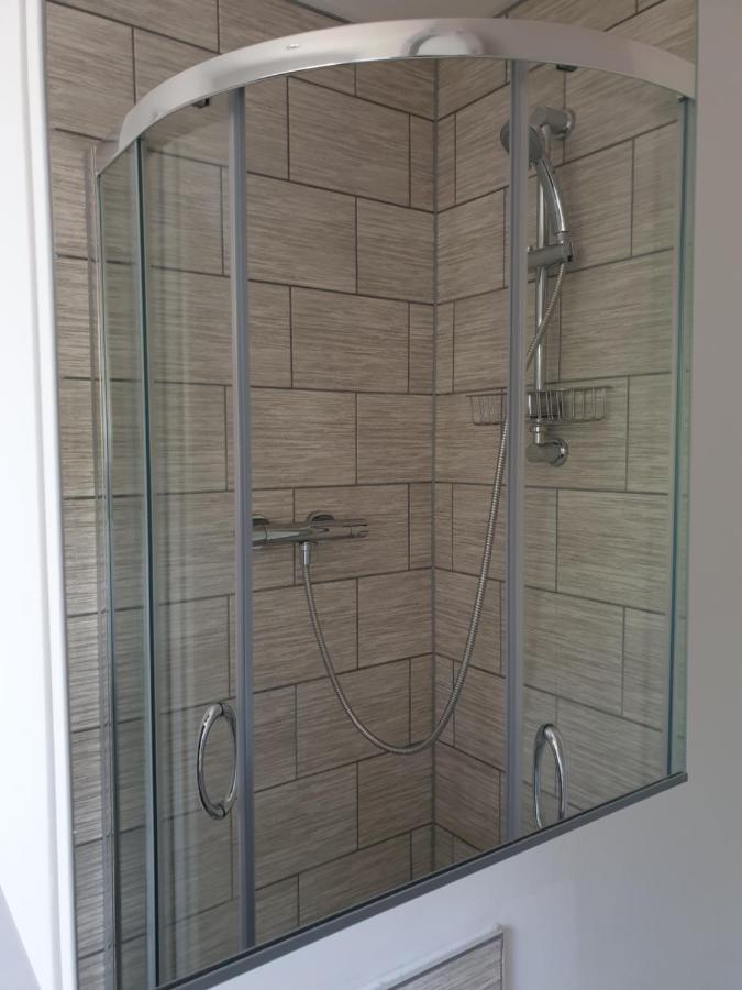 Cheerful 1 Private Room-Ensuite With Free Parking Silverdale  Bagian luar foto